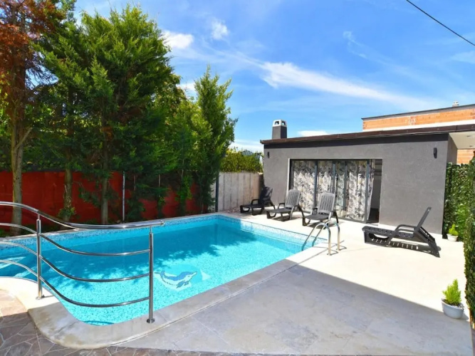 Cozy Apartment With Shared Pool
