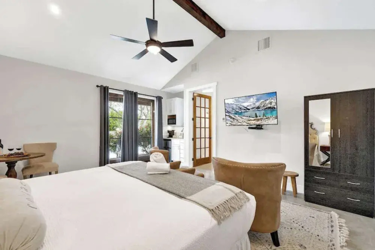 Schubert Inn Suite-b With Pool & Grill - Walk to Main