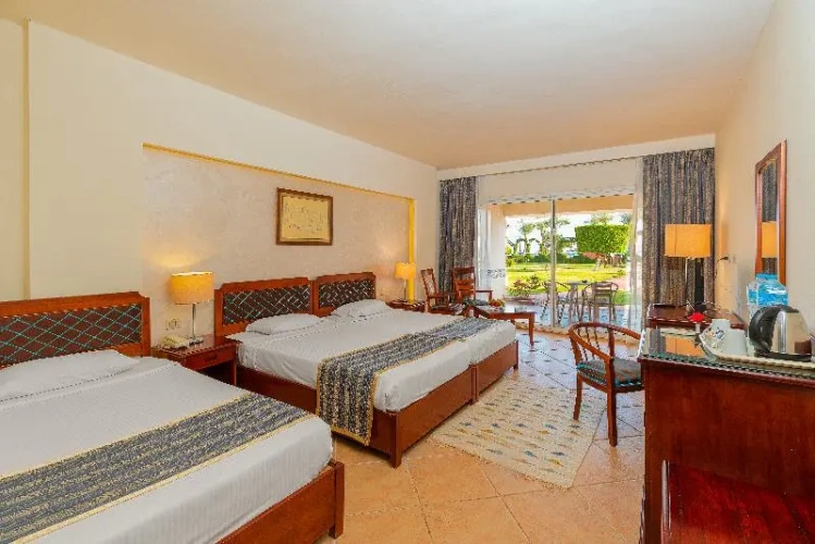 Standard Twin room with garden view