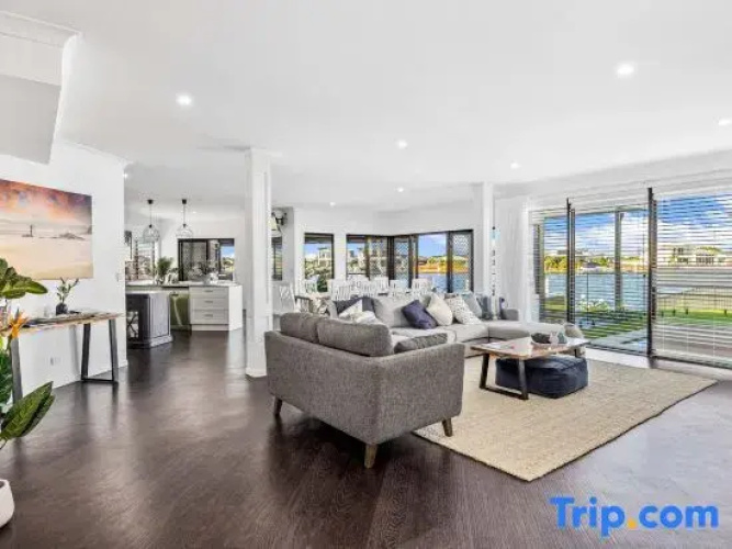 Opulent Canal-Front Retreat