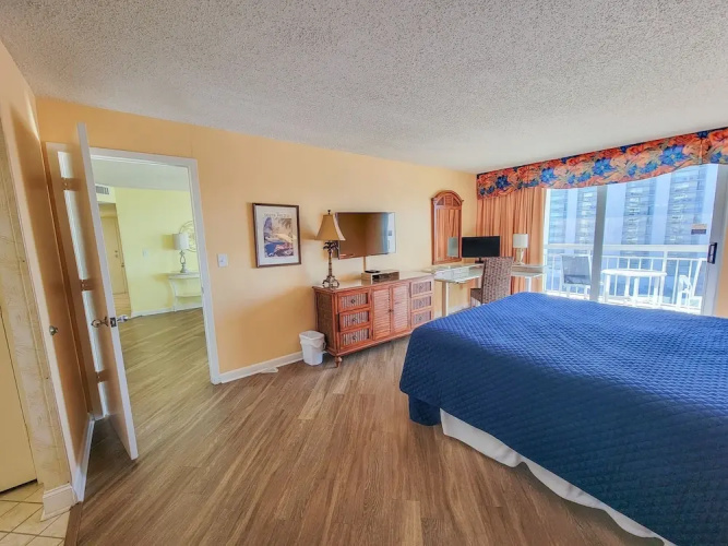 904 South Hampton 2 Bedroom Condo