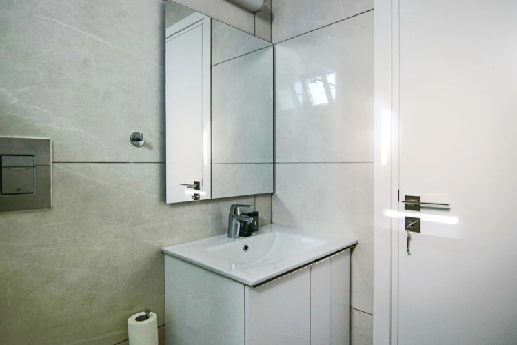 Phaedrus Living: Seaside Executive Flat Harbour 202