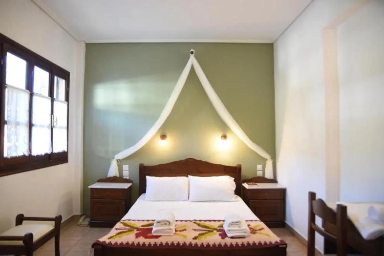 Standard Triple room with garden view