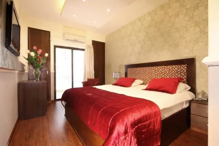 Junior Suite with balcony and with city view