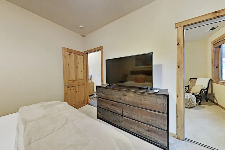 10917cin 2 Bedroom Condo