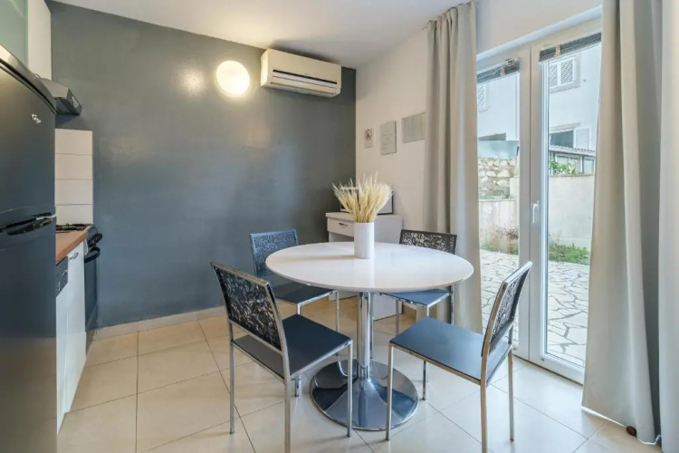 Apartments Tomy