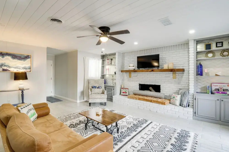 3 Mi to Saracen Landing! Family Getaway w/ Deck