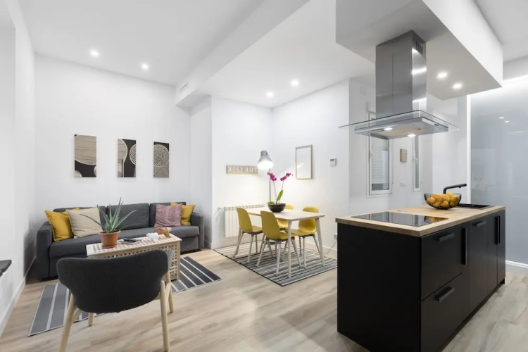 Atocha Apartment by FlatSweetHome