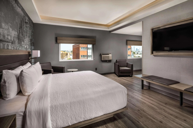 Avenue Hotel