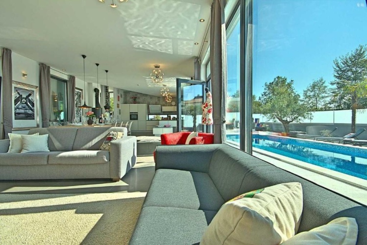 5 Bedrooms Villa