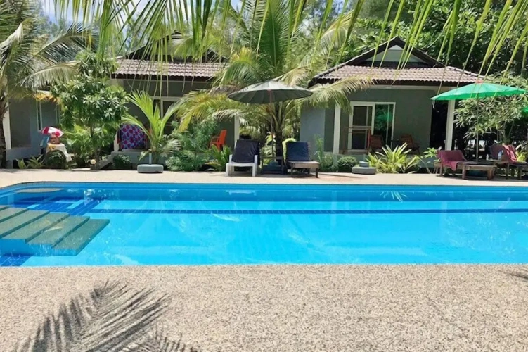 Bungalow with pool view