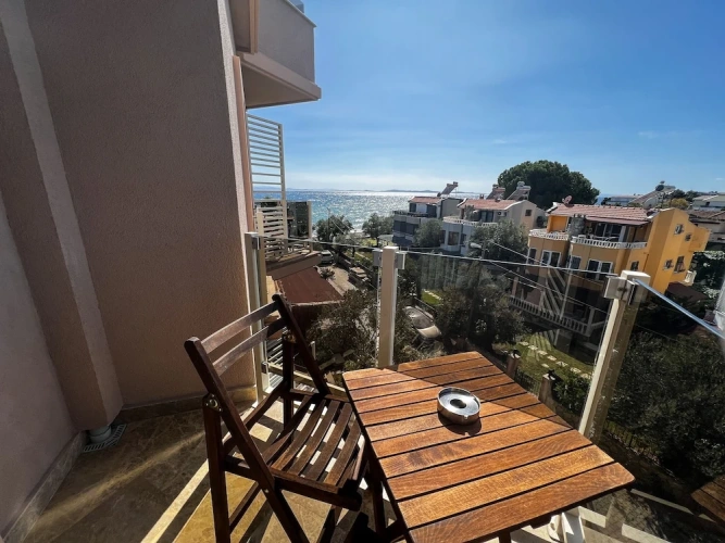 Standard Triple room with balcony and with partial sea view