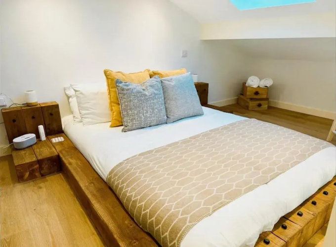 Honey Bee Cottage, Tiny House, Welshpool