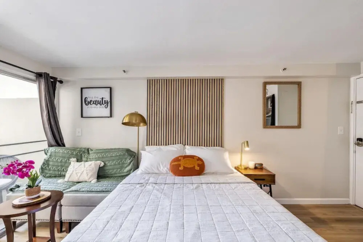 Bright Cozy Condo Unit With Balcony
