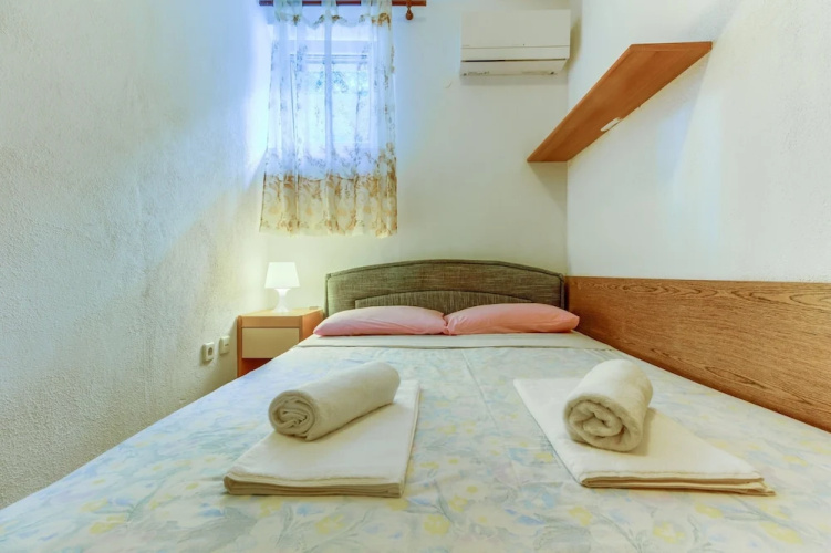 2-bdr apt With Shared Garden, 3 min Walk to Beach