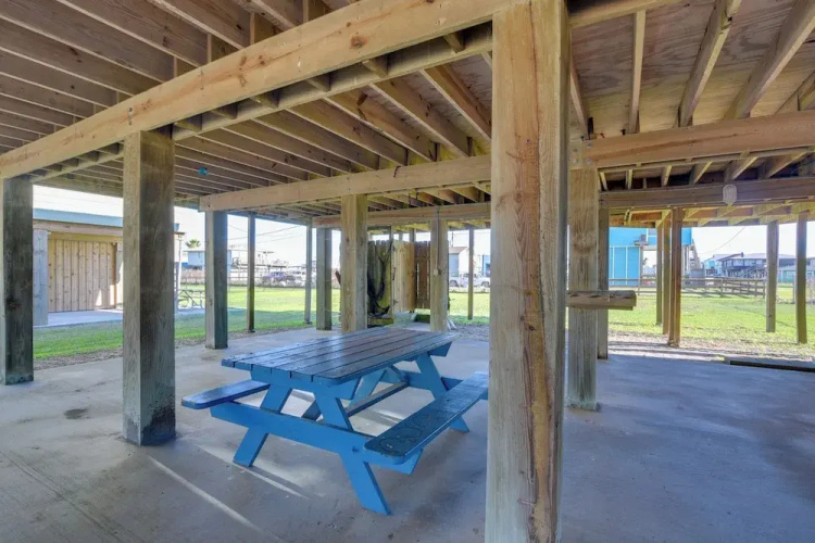 Walk to Shore & Restaurants: Surfside Beach Home!