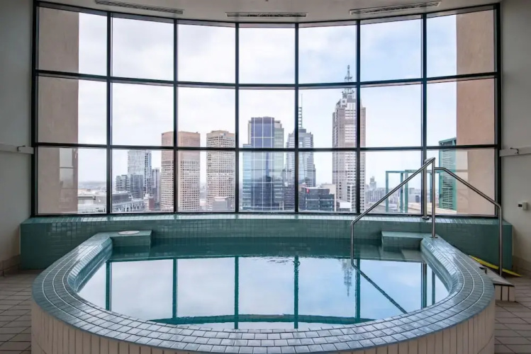 Elegant 4B 2B Unit in Melbourne CBD w/ Parking!