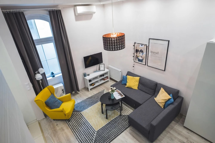 CozyYellowCube Apartment