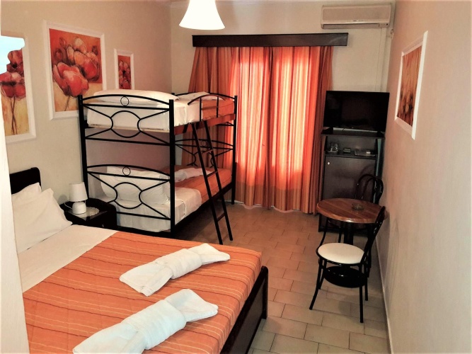 Quadruple room with Side Sea View