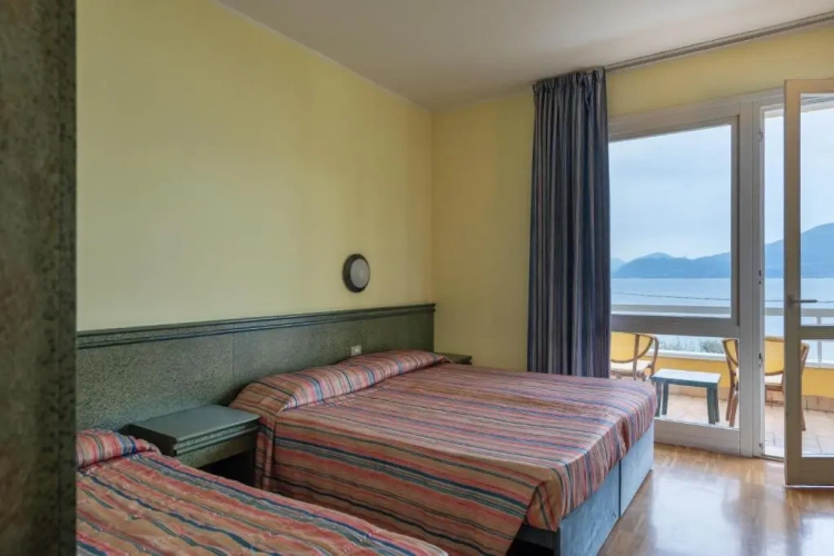 Standard Double room with lake view