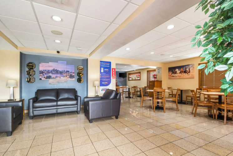 Econolodge Inn & Suites