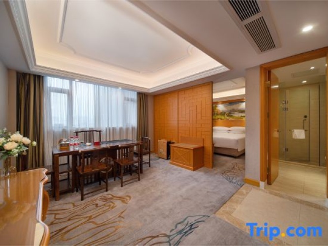 Deluxe Single Suite
