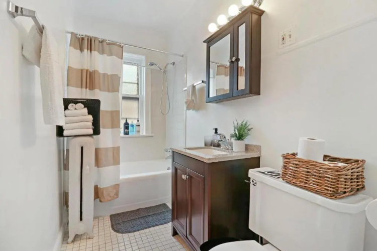 Simple and Roomy 1BR Apt in Evanston