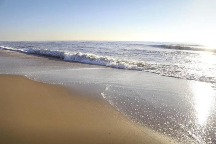 AMAZING BEACH & SUNSETS JUST 75m FROM THE BEACH!