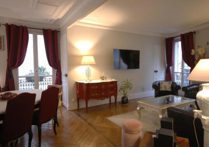 Two-Bedroom Apartment Champs-Elysées