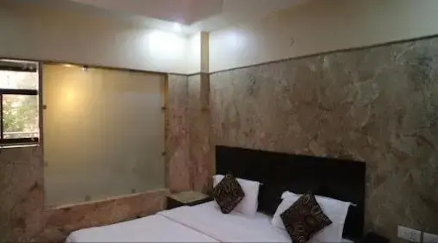 OYO Premium WEA Karol Bagh 2