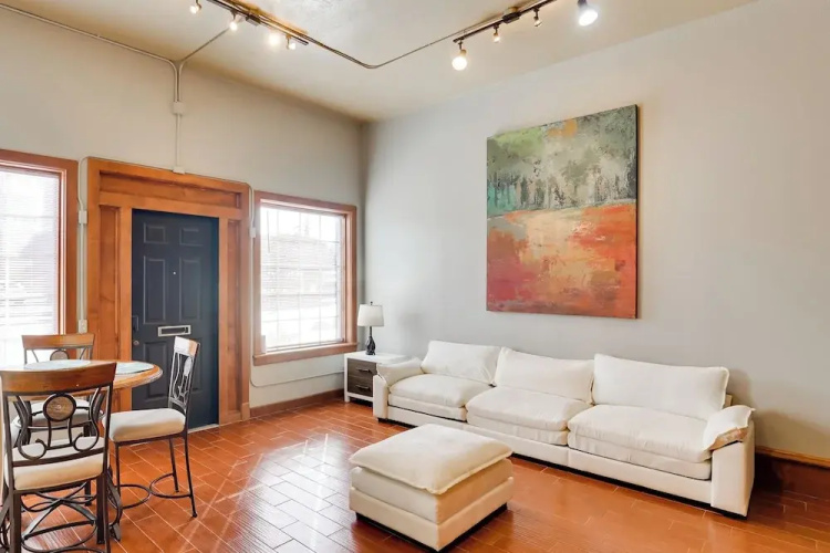 Ultimate Convenience: Historic Dtwn Marshall Apt!
