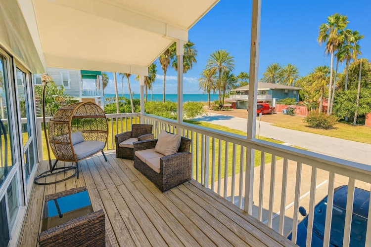 Standard Duplex room with pool view