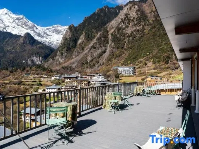 Standard Twin room with mountain view