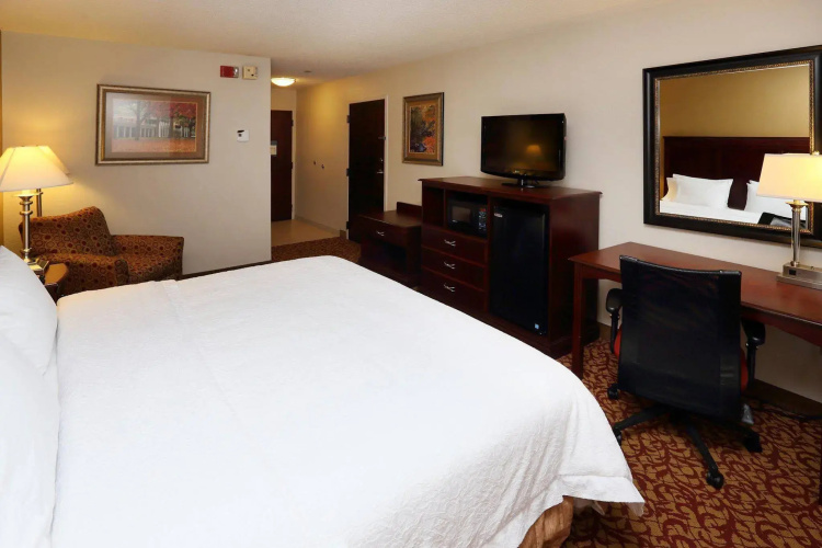 Hampton Inn & Suites Charlottesville-At the University