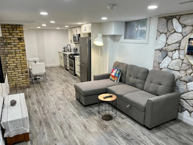 Adorable 1 Bedroom Suite With Kitchen &