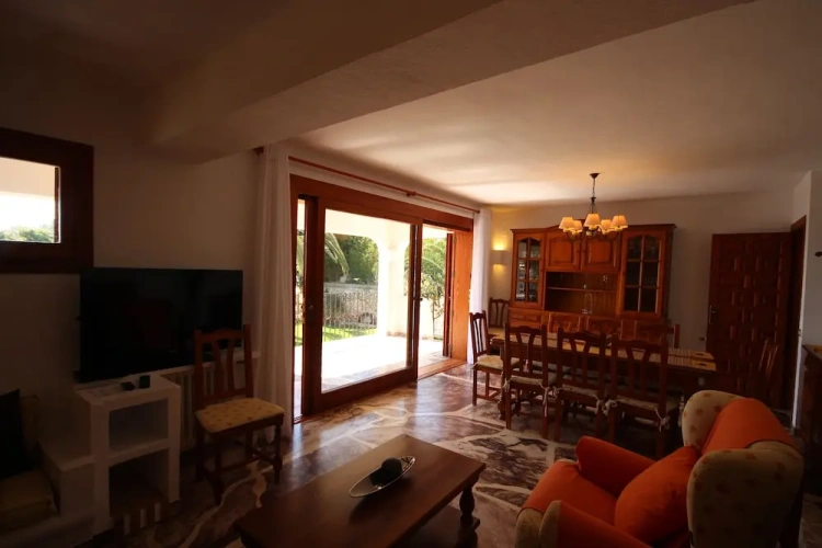 6 Bedrooms Villa