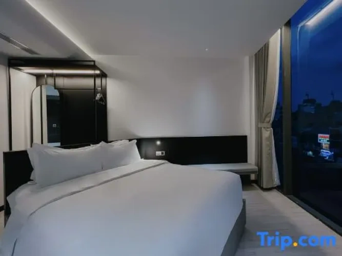 Suite with city view