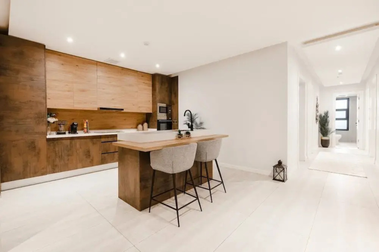 Lovely & Spacious Three Bedroom Flat in Alnarjis