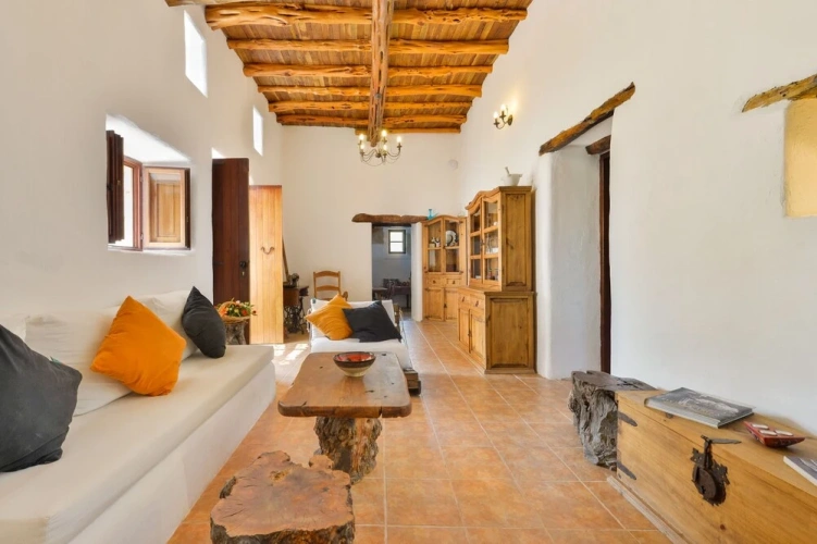 5 Bedrooms Villa