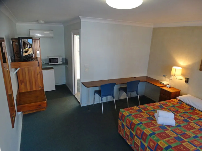 Colonial motor inn