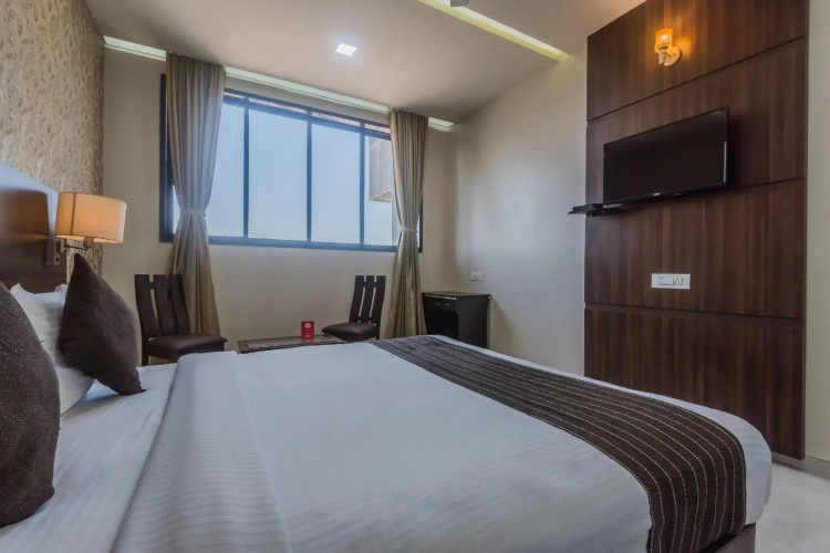 OYO 7136 Solitaire Residency