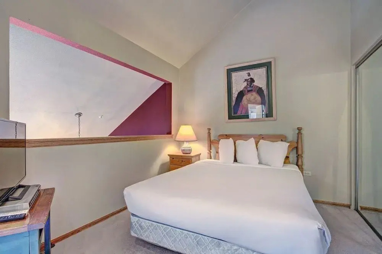 River Mnt Lodge E302