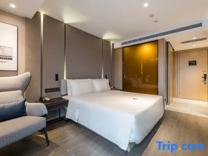 Suite with lake view