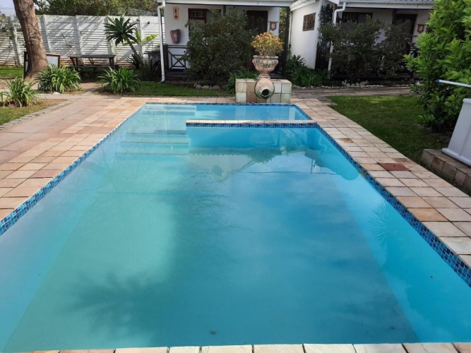 Cottage with pool view