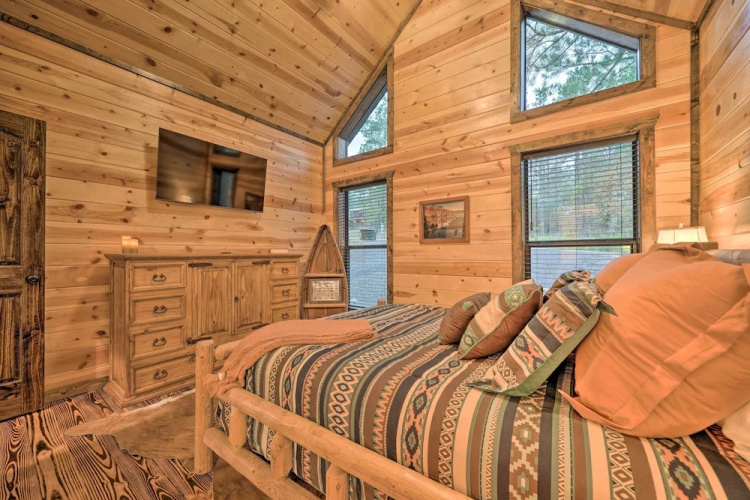 Broken Bow Cabin: Deck w/ Hot Tub & Pool Table!