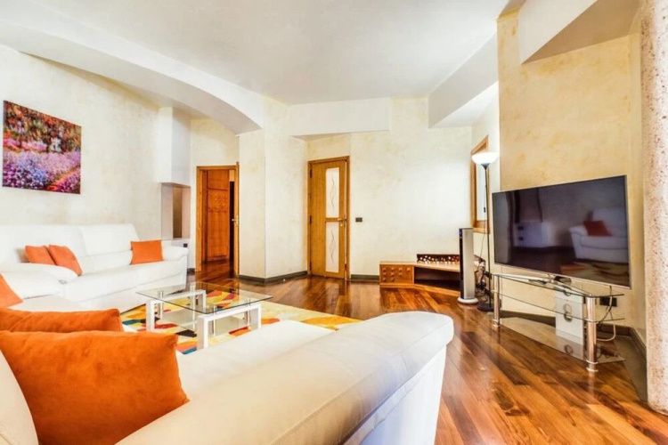 Spacious and Modern 3 bed Flat in Central Location