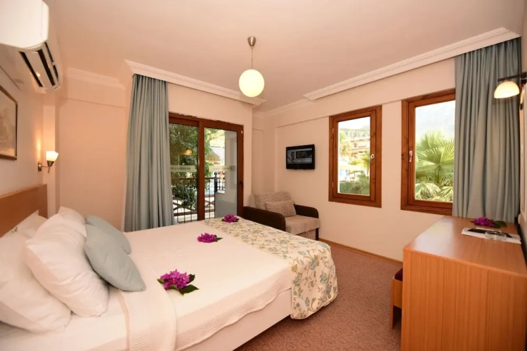 2 Bedrooms Standard Quadruple Family room with balcony