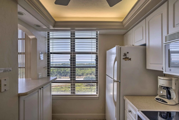 Sunny Getaway: Community Amenities, Walk to Beach!