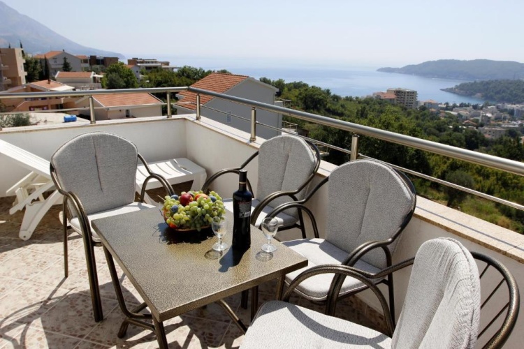 1 Bedroom Apartment with balcony and with sea view