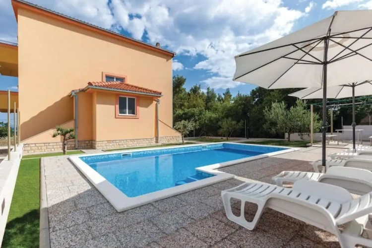 5 Bedrooms Apartment